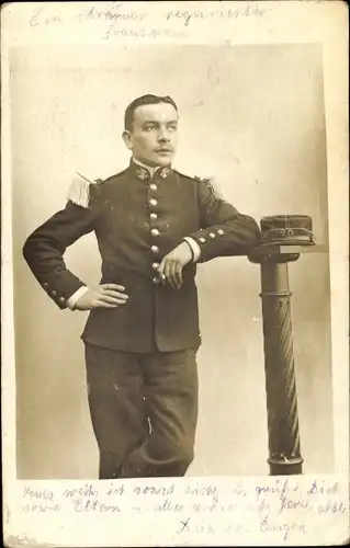 Foto Ak Französischer Soldat in Uniform, Ein strammer requirierter Franzmann, I. WK