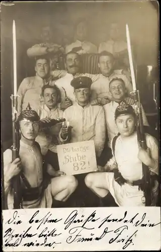 Foto Ak Die lustige Stube 82, deutsche Soldaten, Bajonett, Pickelhaube, Gruppenaufnahme