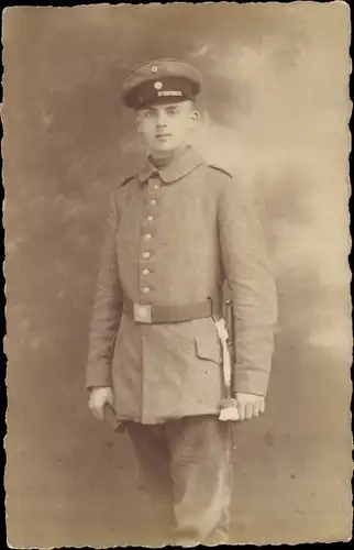 Foto Ak Deutscher Soldat in Uniform, Standportrait, Photograph H. Schneider, Metz