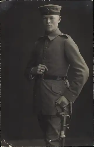 Foto Ak Deutscher Soldat in Uniform, Standportrait, I WK, Photograph Traunecker, Ulm