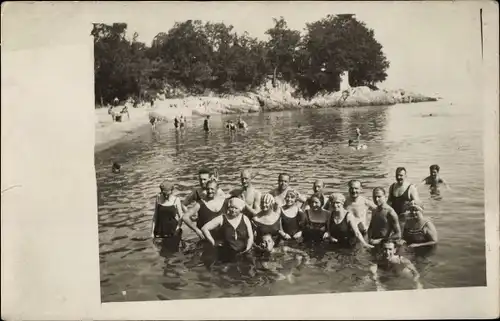 Foto Ak Männer und Frauen in Badekleidung im Wasser