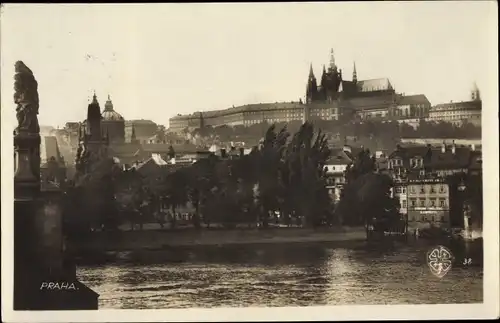 Ak Praha Prag Tschechien, Flusspartie, Blick auf die Stadt