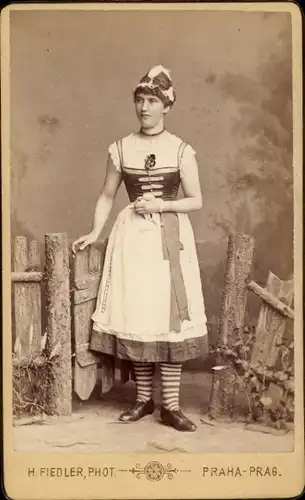 Foto Praha Prag, Frau in tschechischer Tracht, Fotograf H. Fiedler