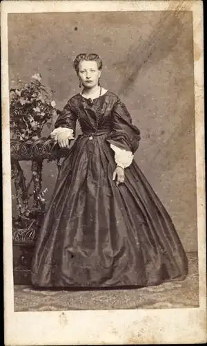 Foto Edle Dame im langen Kleid, um 1860, Fotograf A. Müller, Aachen, Wothly's Photogr. Anstalt