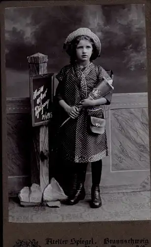 Foto Mädchen mit Zuckertüte, Erster Schulgang, Fotograf Spiegel, Braunschweig