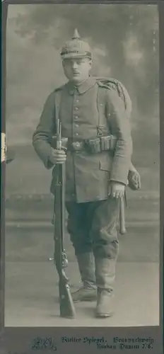 Foto Deutscher Soldat in Uniform, Gewehr, Pickelhaube, Fotograf Spiegel, Braunschweig