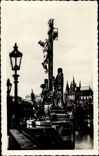 Ak Praha Prag Tschechien, Kreuz auf der Karlsbrücke