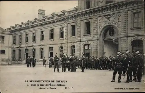 Ak Rehabilitation de Dreyfus, Dans la cour de l'Ecole Militaire, Avant la Parade