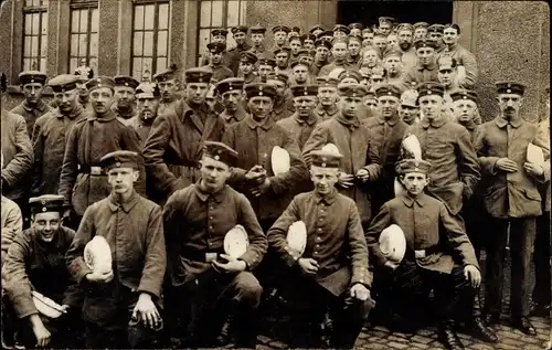 Foto Ak Deutsche Soldaten in Uniform, Köln 1918, Schüsseln