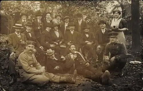 Foto Ak Deutsche Soldaten in Uniformen, Kaiserreich, Gruppenbild mit Zivilisten, Hattingen 1915