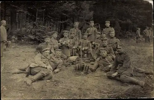 Foto Ak Deutsche Soldaten in Uniformen bei der Rast, Gruppenbild, Pirmasens 1915