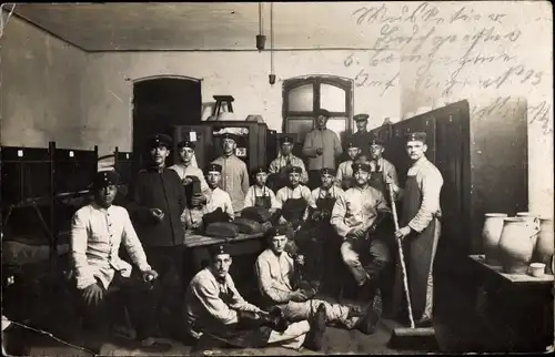 Foto Ak Deutsche Soldaten in Uniformen, Wesel, Gruppenbild in der Stube, Besen, Stiefelputzen