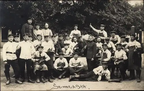 Foto Ak Deutsche Soldaten in Uniformen, Gruppenbild beim Stiefelputzen, Senne 1914