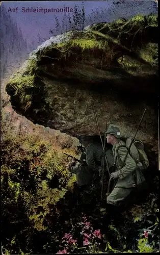Ak Deutsche Soldaten in Uniformen auf Schleichpatrouille, I. WK