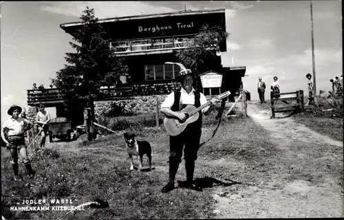 Ak Kitzbühel in Tirol, Berghaus Tirol, Jodler Wastl mit Gitarre, Hahnenkamm