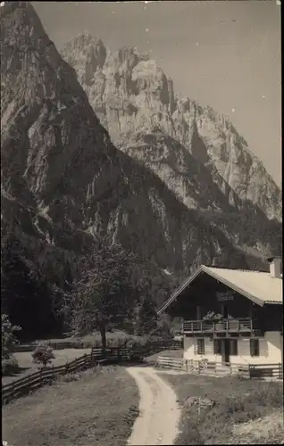 Foto Ak Sankt Johann in Tirol, Wohnhaus, Dorfstraße, Berge