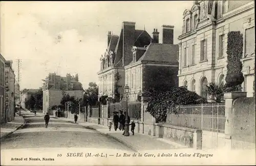 Ak Segré Maine et Loire, La Rue de la Gare, a droite la Caisse d'Epargne