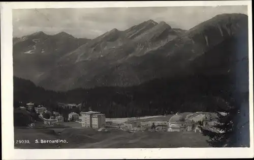 Ak San Bernardino Kanton Graubünden, Blick auf den Ort, Gebirge