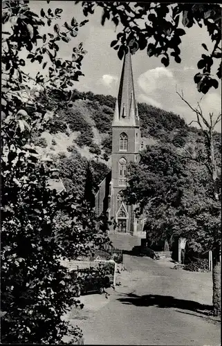 Ak Düdinghausen Medebach im Hochsauerlandkreis, Blick auf Kirche St. Johannes Baptist, Bäume