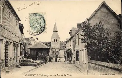 Ak Cambremer Calvados, La Rue de la Halle