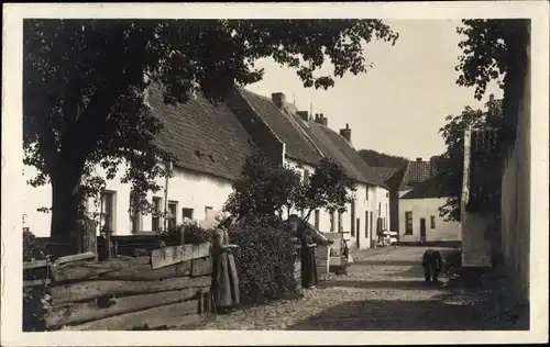 Foto Ak Hattem Gelderland Niederlande, Straßenpartie, Frauen in holländischer Tracht