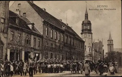 Ak Dessau in Sachsen Anhalt, Aufziehen der Hauptwache