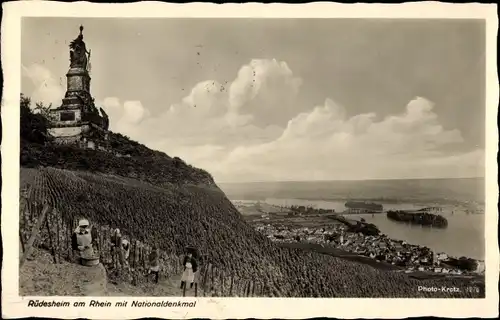 Ak Rüdesheim am Rhein, Blick auf den Ort mit Nationaldenkmal, Weinberg, Weinlese