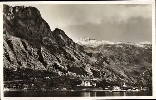 Ak Lovćen Lovtchen Kotor Cattaro Montenegro, Wasserpartie mit Blick auf Ortschaft und Gebirge