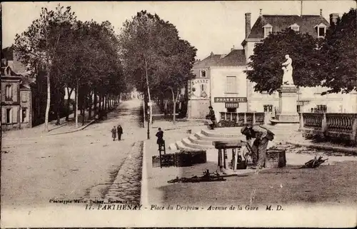 Ak Parthenay Deux Sèvres, Place du Drapeau, Avenue de la Gare