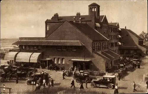 Ak Bergen aan Zee Nordholland Niederlande, Zondagsdrukte bij het Hotel Nassau-Bergen