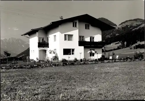 Foto Ak Hopfgarten im Brixental in Tirol, Blick auf eine Pension