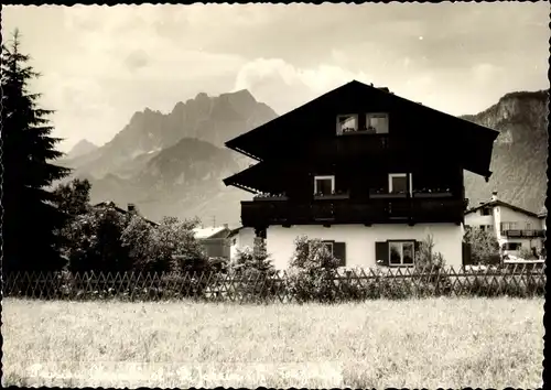 Foto Ak St. Johann in Tirol, Teilansicht, Gebäude, Gebirge