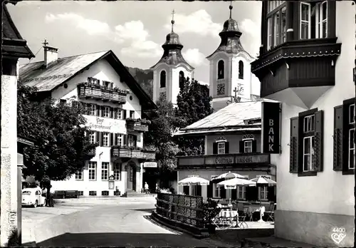 Ak St. Johann in Tirol, Straßenpartie, Bank, Gasthaus