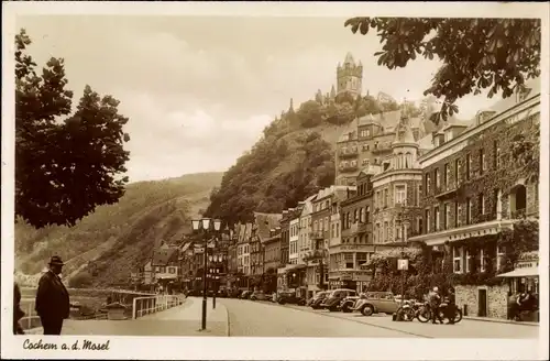 Ak Cochem an der Mosel, Straßenpartie mit Burg