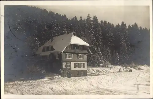 Ak Hinterzarten im Schwarzwald, Haus am Wald im Winter