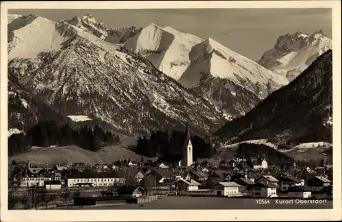 Ak Oberstdorf im Oberallgäu, Totalansicht der Ortschaft, Gebirge