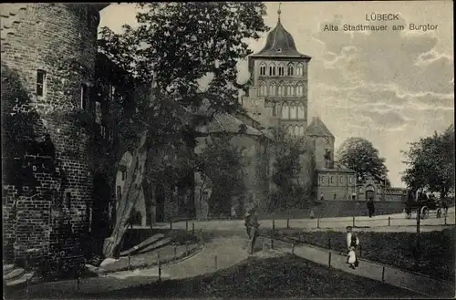 Ak Hansestadt Lübeck, Alte Stadtmauer am Burgtor