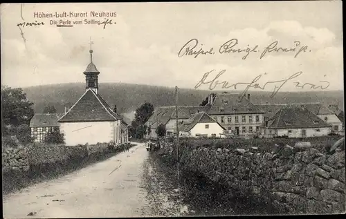 Ak Neuhaus im Solling Holzminden Niedersachsen, Straßenpartie mit Blick auf den Ort, Kirche