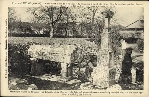 Ak Lussac Vienne, Pont de Lussac, Monument élevé en l'honneur de Chandos