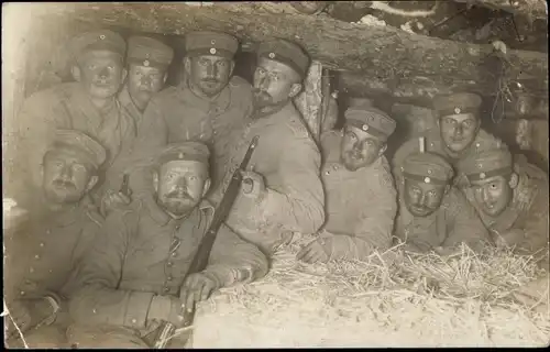 Foto Ak Deutsche Soldaten, Unterbau, Kaiserreich, I. WK, Uniform, Gewehr, Pfeife