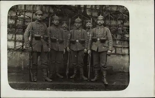 Foto Ak Deutsche Soldaten, Kaiserreich, Pickelhaube, Bajonett, Uniform, Koppel, Gewehr