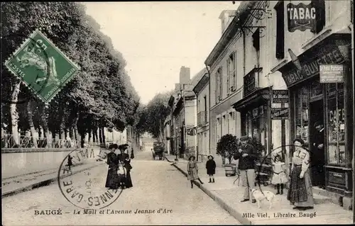 Ak Baugé Maine et Loire, Le Mail et Avenue Jeanne d'Arc, Tabac Buvette