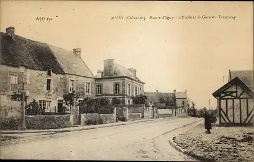 Ak Maisy Calvados, Rue d'Igny, L'Ecole et la Gare du Tramway