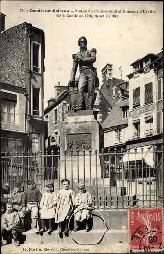 Ak Condé sur Noireau Calvados, Statue du Contre Amiral Dumont d'Urville