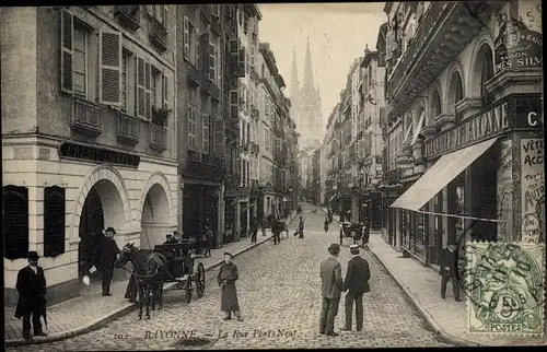 Ak Bayonne Pyrénées Atlantiques, La Rue Port Neuf