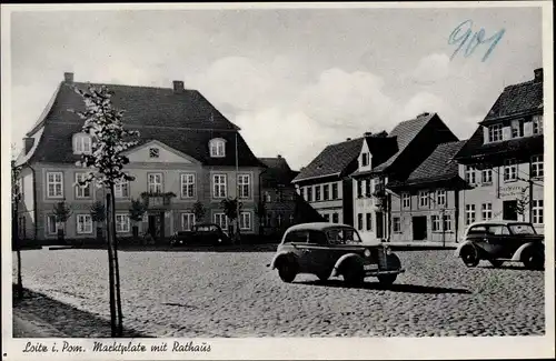 Ak Loitz in Mecklenburg Vorpommern, Marktplatz mit Rathaus, Autos