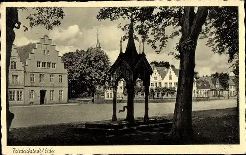 Ak Friedrichstadt Eider, Blick auf den Marktplatz mit alter Wasserpumpe