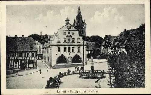 Ak Brilon im Hochsauerlandkreis, Blick auf den Marktplatz mit Rathaus, Brunnen