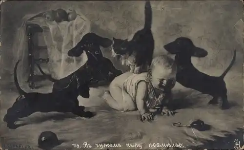 Künstler Ak Weinendes Kleinkind, Katze auf dem Rücken, Dackel