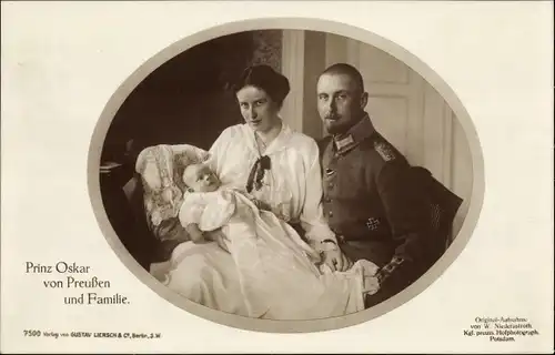 Ak Oskar Prinz von Preussen mit Ina von Bassewitz und Baby